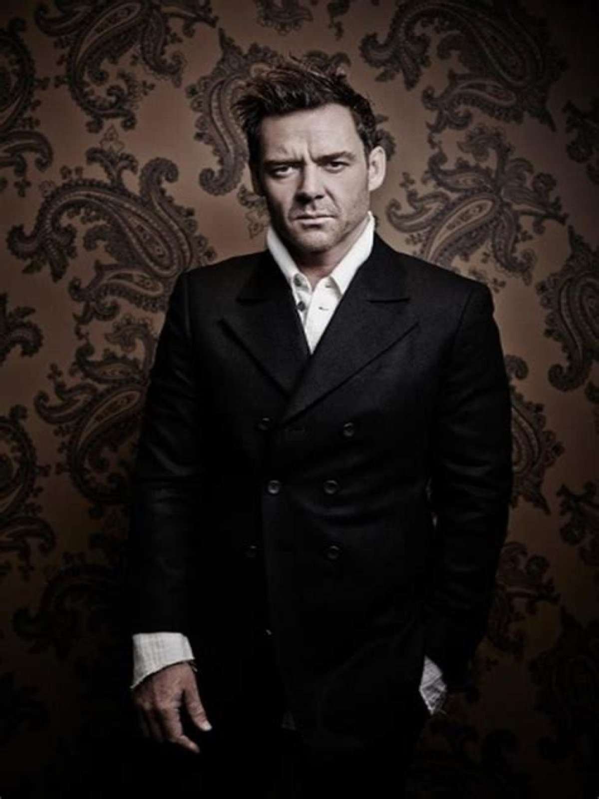 How tall is Marton Csokas