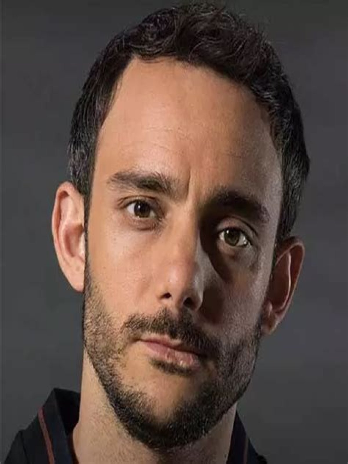 How tall is Omid Abtahi